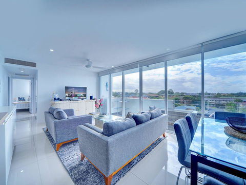 Modern Contemporary Southport Apartment - Redcliffe Tourism 0