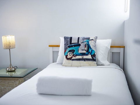 Modern Contemporary Southport Apartment - Redcliffe Tourism 1