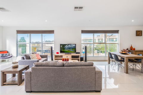 Modern Unit With Balconies Near Melbourne Airport - Redcliffe Tourism 0