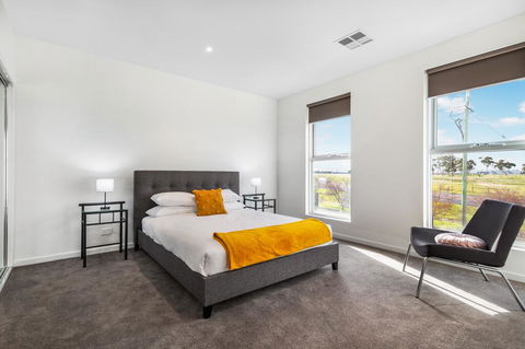 Modern Unit With Balconies Near Melbourne Airport - Redcliffe Tourism 1