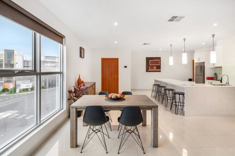 Modern Unit With Balconies Near Melbourne Airport - Redcliffe Tourism 3