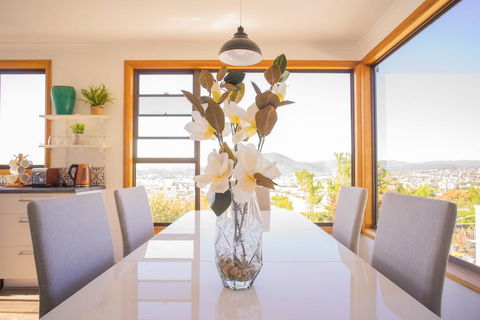 Moonah House-10 Mins To CBD & MONA, 4BR, 2 BATH, Great View, Park 3 Cars, Sleep 11, King Bed, En-suite - Redcliffe Tourism 0