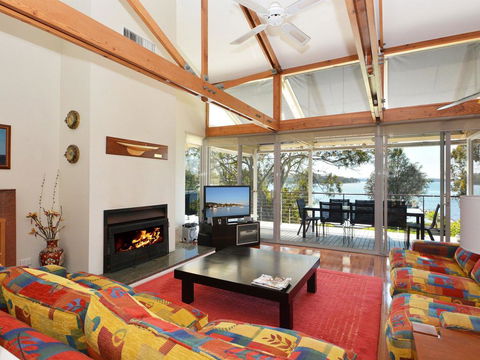Morisset Bay Waterfront Views Lake House Looking Over Trinity Marina - Redcliffe Tourism 1