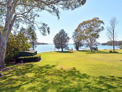 Morisset Bay Waterfront Views Lake House Looking Over Trinity Marina - Redcliffe Tourism 3