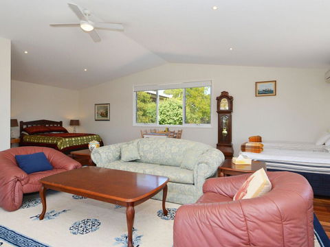 Morisset Waterfront 1bdr Studio Looking Over Trinity Marina - Redcliffe Tourism 0