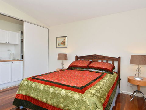 Morisset Waterfront 1bdr Studio Looking Over Trinity Marina - Redcliffe Tourism 3