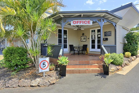 Ned Kelly's Motel - Redcliffe Tourism 2