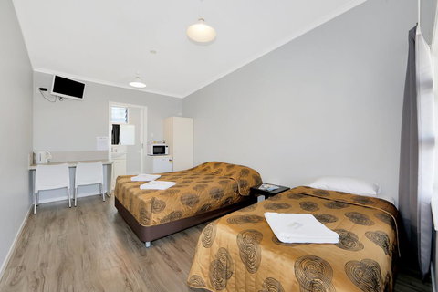 Ned Kelly's Motel - Redcliffe Tourism 1