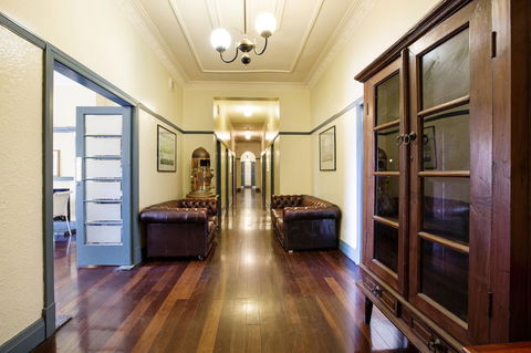 Captain Stirling Hotel - Redcliffe Tourism 6