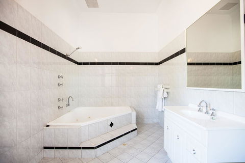 Captain Stirling Hotel - Redcliffe Tourism 26