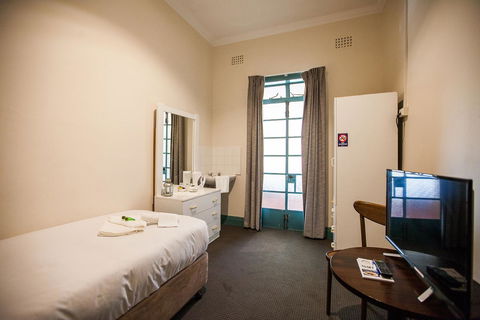 Captain Stirling Hotel - Redcliffe Tourism 3