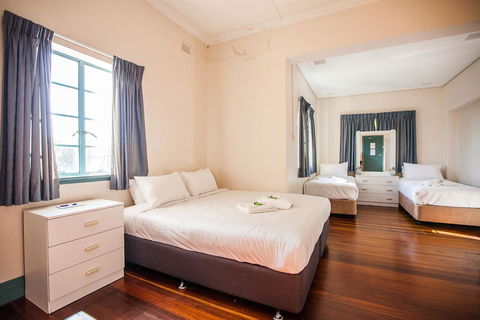 Captain Stirling Hotel - Redcliffe Tourism 37