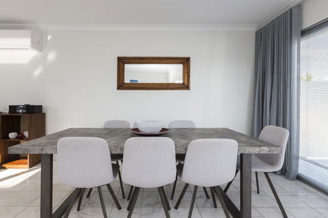 Cottesloe Beach House II - Redcliffe Tourism 5