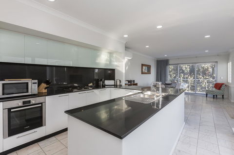 Cottesloe Beach House II - Redcliffe Tourism 2