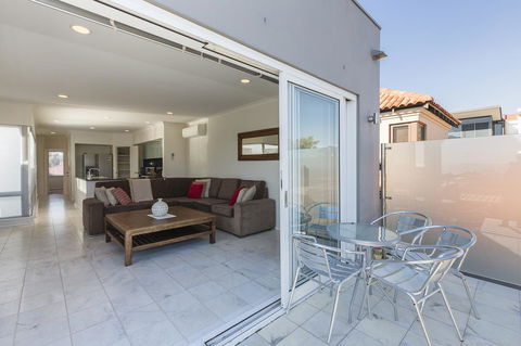 Cottesloe Beach House II - Redcliffe Tourism 12