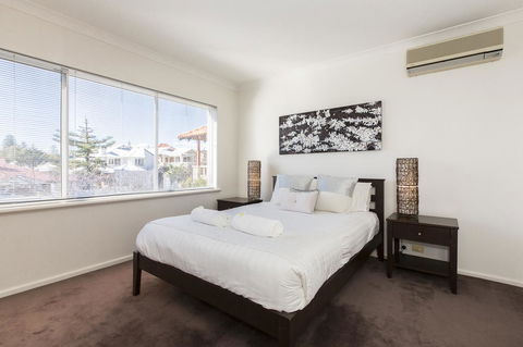 Cottesloe Beach House II - Redcliffe Tourism 14