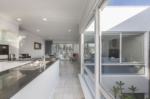 Cottesloe Beach House II - Redcliffe Tourism 3