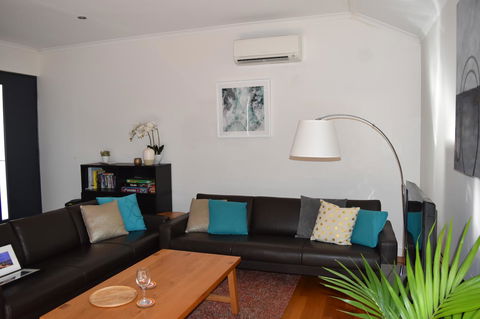 Central Executive Townhouse - Redcliffe Tourism 13