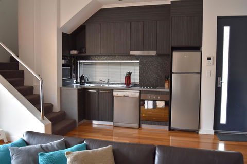 Central Executive Townhouse - Redcliffe Tourism 2