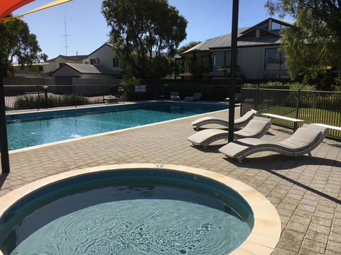 Geographe Bay Apartment - Redcliffe Tourism 5
