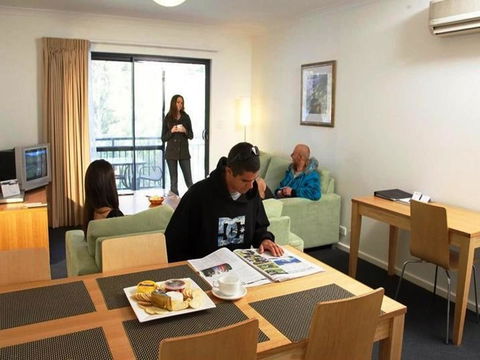 Leeuwin Apartments - Redcliffe Tourism 10