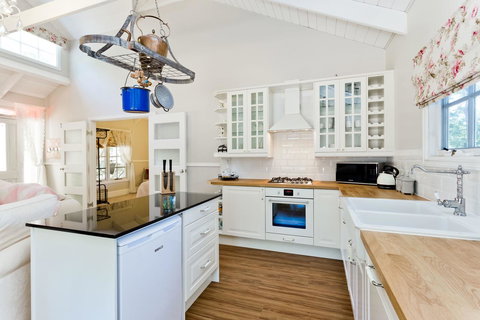 Quiet Escapes Cottages - Redcliffe Tourism 21