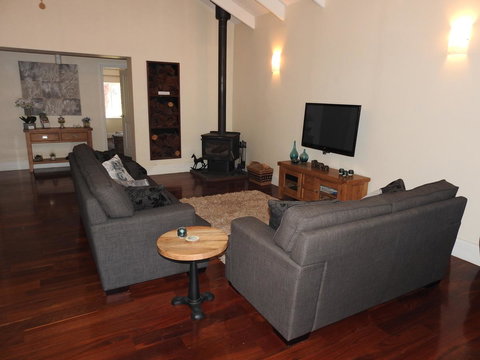 Quiet Escapes Cottages - Redcliffe Tourism 23