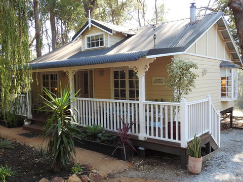 Quiet Escapes Cottages - Redcliffe Tourism 3