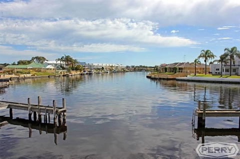 Waterside Canal Dreams - Redcliffe Tourism 2