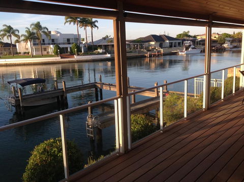 Waterside Canal Dreams - Redcliffe Tourism 36
