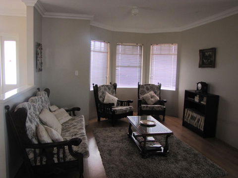 Ocean View Retreat - Redcliffe Tourism 21