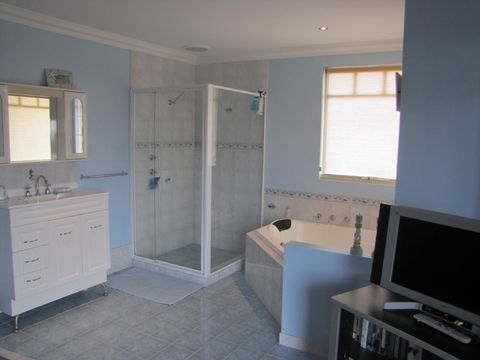 Ocean View Retreat - Redcliffe Tourism 5