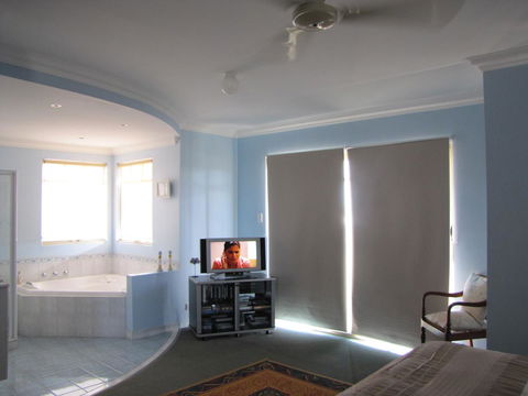 Ocean View Retreat - Redcliffe Tourism 7