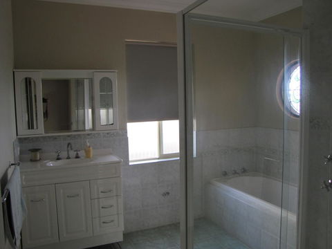 Ocean View Retreat - Redcliffe Tourism 33