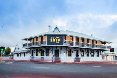 Nightcap At The Ship Inn - Redcliffe Tourism 4