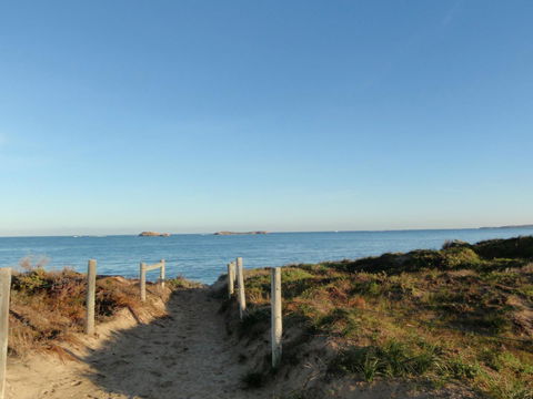 Island View Villas - Redcliffe Tourism 12