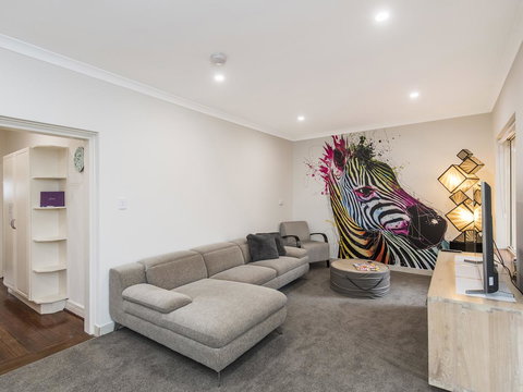 Luxury Federation Style Home - Sleeps 10 - Redcliffe Tourism 1