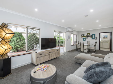 Luxury Federation Style Home - Sleeps 10 - Redcliffe Tourism 3