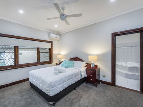 Luxury Federation Style Home - Sleeps 10 - Redcliffe Tourism 7