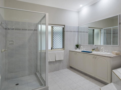 Luxury Federation Style Home - Sleeps 10 - Redcliffe Tourism 13