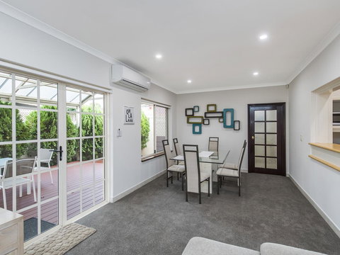 Luxury Federation Style Home - Sleeps 10 - Redcliffe Tourism 2