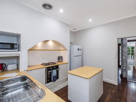 Luxury Federation Style Home - Sleeps 10 - Redcliffe Tourism 4