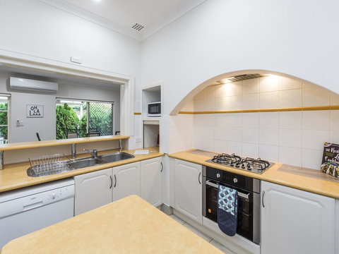 Luxury Federation Style Home - Sleeps 10 - Redcliffe Tourism 5