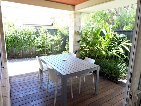 Contemporary Cove - Quindalup - Redcliffe Tourism 11