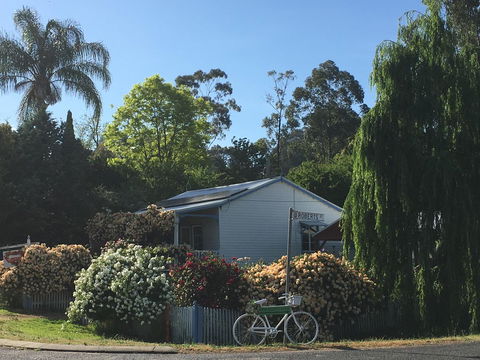 Applegate Lane Chalet - Redcliffe Tourism 1