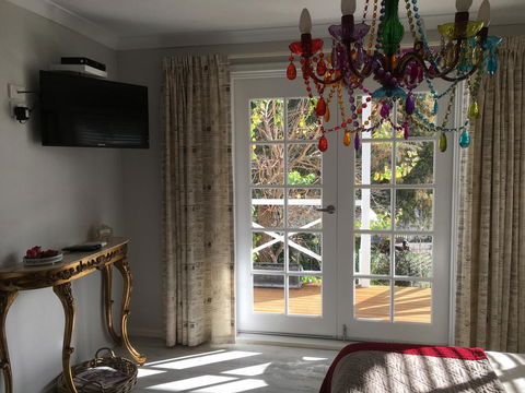 Applegate Lane Chalet - Redcliffe Tourism 6