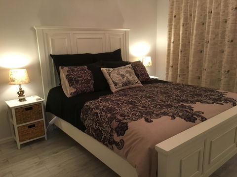 Applegate Lane Chalet - Redcliffe Tourism 8