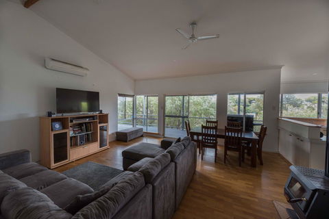 Peppy Beach Ocean Views - Redcliffe Tourism 4