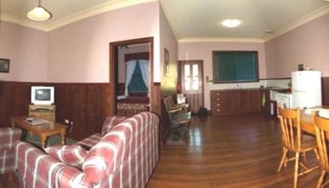 Pemberton Old Picture Theatre Holiday Apartments - Redcliffe Tourism 19
