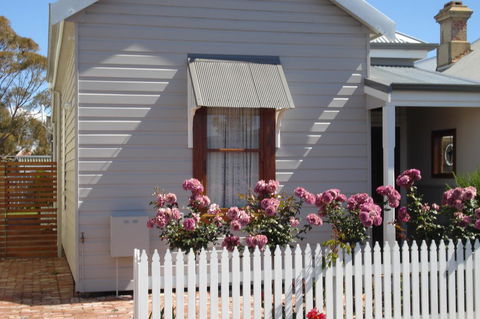 Bluebird Cottage - Redcliffe Tourism 0